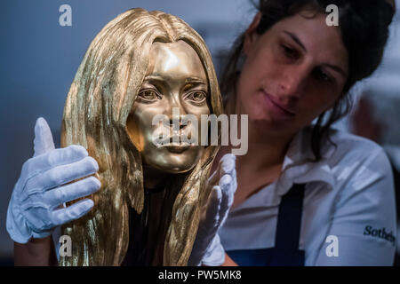 Londres, Royaume-Uni. 12 octobre 2018. Un buste de Kate Moss en or massif 18 carats de Marc Quinn, est £400 000 - La touche Midas, un aperçu d'une vente prochaine entièrement dédié à l'or, chez Sotheby's New Bond Street, Londres.. Crédit : Guy Bell/Alamy Live News Banque D'Images