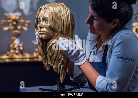 Londres, Royaume-Uni. 12 octobre 2018. Un buste de Kate Moss en or massif 18 carats de Marc Quinn, est £400 000 - La touche Midas, un aperçu d'une vente prochaine entièrement dédié à l'or, chez Sotheby's New Bond Street, Londres.. Crédit : Guy Bell/Alamy Live News Banque D'Images