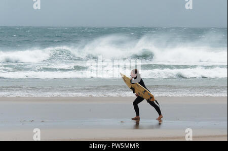 Newquay, Cornwall. 12 octobre 2018. Météo France (universités et collèges Sports organisation reporter le premier jour de le plus grand concours de surf comme à l'assaut de Callum conditions à la plage de Fistral. Baie de Fistral.12e Septembre, 2018 Robert Taylor/Alamy Live News. Newquay, Cornwall, UK. Crédit : Robert Taylor/Alamy Live News Banque D'Images