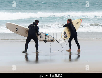 Newquay, Cornwall. 12 octobre 2018. Météo France (universités et collèges Sports organisation reporter le premier jour de le plus grand concours de surf comme à l'assaut de Callum conditions à la plage de Fistral. Baie de Fistral.12e Septembre, 2018 Robert Taylor/Alamy Live News. Newquay, Cornwall, UK. Crédit : Robert Taylor/Alamy Live News Banque D'Images