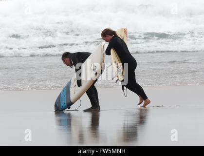 Newquay, Cornwall. 12 octobre 2018. Météo France (universités et collèges Sports organisation reporter le premier jour de le plus grand concours de surf comme à l'assaut de Callum conditions à la plage de Fistral. Baie de Fistral.12e Septembre, 2018 Robert Taylor/Alamy Live News. Newquay, Cornwall, UK. Crédit : Robert Taylor/Alamy Live News Banque D'Images