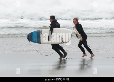 Newquay, Cornwall. 12 octobre 2018. Météo France (universités et collèges Sports organisation reporter le premier jour de le plus grand concours de surf comme à l'assaut de Callum conditions à la plage de Fistral. Baie de Fistral.12e Septembre, 2018 Robert Taylor/Alamy Live News. Newquay, Cornwall, UK. Crédit : Robert Taylor/Alamy Live News Banque D'Images