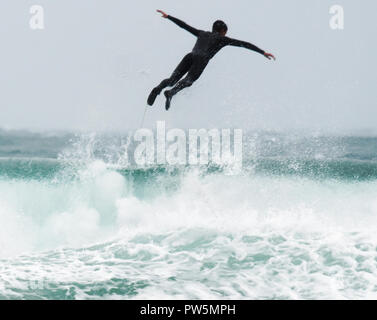 Newquay, Cornwall. 12 octobre 2018. Météo France (universités et collèges Sports organisation reporter le premier jour de le plus grand concours de surf comme à l'assaut de Callum conditions à la plage de Fistral. Baie de Fistral.12e Septembre, 2018 Robert Taylor/Alamy Live News. Newquay, Cornwall, UK. Crédit : Robert Taylor/Alamy Live News Banque D'Images