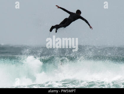 Newquay, Cornwall. 12 octobre 2018. Météo France (universités et collèges Sports organisation reporter le premier jour de le plus grand concours de surf comme à l'assaut de Callum conditions à la plage de Fistral. Baie de Fistral.12e Septembre, 2018 Robert Taylor/Alamy Live News. Newquay, Cornwall, UK. Crédit : Robert Taylor/Alamy Live News Banque D'Images