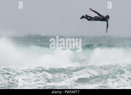 Newquay, Cornwall. 12 octobre 2018. Météo France (universités et collèges Sports organisation reporter le premier jour de le plus grand concours de surf comme à l'assaut de Callum conditions à la plage de Fistral. Baie de Fistral.12e Septembre, 2018 Robert Taylor/Alamy Live News. Newquay, Cornwall, UK. Crédit : Robert Taylor/Alamy Live News Banque D'Images