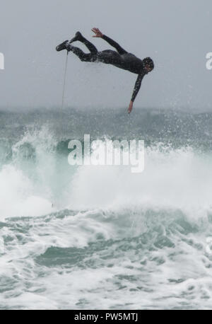 Newquay, Cornwall. 12 octobre 2018. Météo France (universités et collèges Sports organisation reporter le premier jour de le plus grand concours de surf comme à l'assaut de Callum conditions à la plage de Fistral. Baie de Fistral.12e Septembre, 2018 Robert Taylor/Alamy Live News. Newquay, Cornwall, UK. Crédit : Robert Taylor/Alamy Live News Banque D'Images