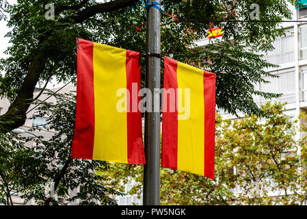 Madrid, Espagne - 12 octobre 2018 : drapeaux espagnols au cours de espagnol Fête nationale Défilé de l'armée. Plusieurs troupes prendre part à la parade militaire de la fête nationale de l'Espagne. Le roi Felipe VI, la Reine Letizia et le Premier Ministre espagnol Pedro Sanchez a présidé le défilé. Juan Jimenez/Alamy Live News Banque D'Images