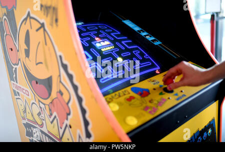 12 octobre 2018, Berlin : 12 octobre 2018, Allemagne, Berlin : un jeune homme joue à un Pac-Man arcade machine distributrice à la périphérie de la construction pour l'Vintage Computing Festival. L'événement aura lieu les 13 et 14 octobre 2018 à la Stiftung Deutsches Technikmuseum Berlin. Photo : Britta Pedersen/dpa-Zentralbild/dpa Banque D'Images