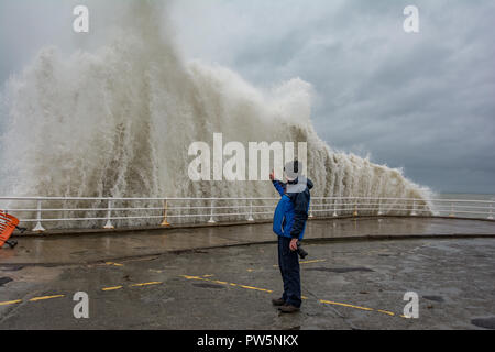 Aberystwyth, Pays de Galles, Royaume-Uni. 12 octobre, 2018. Les ondes de tempête à Aberystwyth, Pays de Galles Callum. Oct 2018. Crédit : Paul Williams/Alamy Live News Banque D'Images