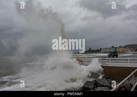 Aberystwyth, Pays de Galles, Royaume-Uni. 12 octobre, 2018. Les ondes de tempête à Aberystwyth, Pays de Galles Callum. Oct 2018. Crédit : Paul Williams/Alamy Live News Banque D'Images