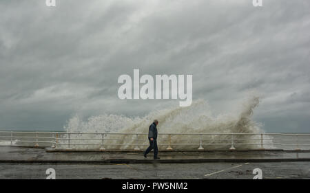 Aberystwyth, Pays de Galles, Royaume-Uni. 12 octobre, 2018. Les ondes de tempête à Aberystwyth, Pays de Galles Callum. Oct 2018. Crédit : Paul Williams/Alamy Live News Banque D'Images