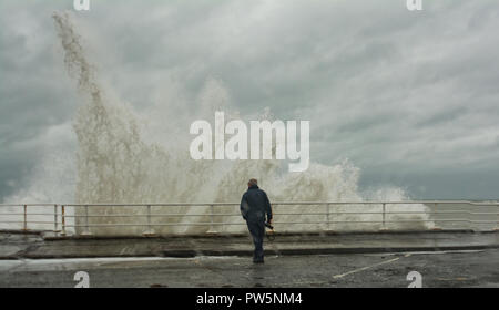 Aberystwyth, Pays de Galles, Royaume-Uni. 12 octobre, 2018. Les ondes de tempête à Aberystwyth, Pays de Galles Callum. Oct 2018. Crédit : Paul Williams/Alamy Live News Banque D'Images