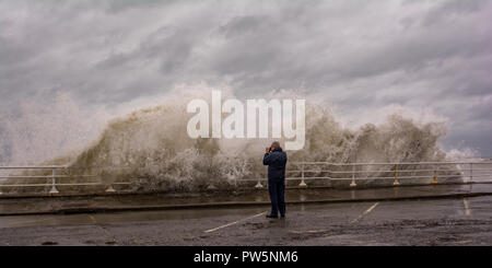 Aberystwyth, Pays de Galles, Royaume-Uni. 12 octobre, 2018. Les ondes de tempête à Aberystwyth, Pays de Galles Callum. Oct 2018. Crédit : Paul Williams/Alamy Live News Banque D'Images