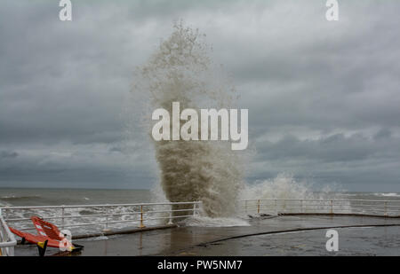 Aberystwyth, Pays de Galles, Royaume-Uni. 12 octobre, 2018. Les ondes de tempête à Aberystwyth, Pays de Galles Callum. Oct 2018. Crédit : Paul Williams/Alamy Live News Banque D'Images