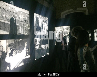 Rome, Italie. 11Th Oct, 2018. 11 octobre 2018, l'Italie, Rome : Photos par le photographe italien Rino Barillari dans une exposition au Musée Maxxi contemporain. Du 12 au 28 octobre 2018 Les photos de paparazzi typique la presse italienne photographe peut être vu. (Pour dpa : "show à Rome dédiée à la "Roi des paparazzi" du 12.10.2018) Crédit : Lena Klimkeit/dpa/Alamy Live News Banque D'Images