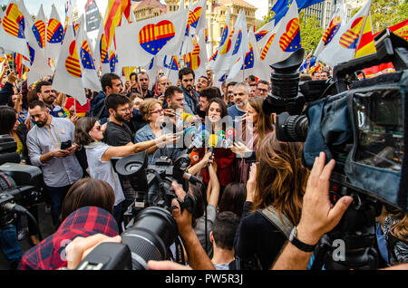 Barcelone, Catalogne, Espagne. 12 octobre, 2018. Inés Arrimadas, leader du parti populaire en est vu parler à la presse pendant la manifestation pour l'unité de l'Espagne.Sous la devise de Barcelone, garant de l'Hispanidad, des milliers de manifestants ont démontré pour l'union de l'Espagne et de célébrer le Jour de Christophe Colomb. Credit : Paco Freire SOPA/Images/ZUMA/Alamy Fil Live News Banque D'Images