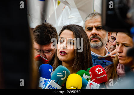 Barcelone, Catalogne, Espagne. 12 octobre, 2018. Inés Arrimadas, leader du parti populaire en est vu parler à la presse pendant la manifestation pour l'unité de l'Espagne.Sous la devise de Barcelone, garant de l'Hispanidad, des milliers de manifestants ont démontré pour l'union de l'Espagne et de célébrer le Jour de Christophe Colomb. Credit : Paco Freire SOPA/Images/ZUMA/Alamy Fil Live News Banque D'Images