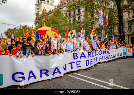 Barcelone, Catalogne, Espagne. 12 octobre, 2018. Une grande bannière avec le slogan Barcelone garant de Spanishness est visible pendant la manifestation.Sous la devise de Barcelone, garant de l'Hispanidad, des milliers de manifestants ont démontré pour l'union de l'Espagne et de célébrer le Jour de Christophe Colomb. Credit : Paco Freire SOPA/Images/ZUMA/Alamy Fil Live News Banque D'Images