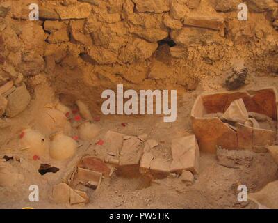 Santorin, Grèce. 12 octobre, 2018. Photo prise le 24 septembre 2018 montre des coffres d'argile contenant des bols au site archéologique d'Akrotiri sur l'île de Santorin, Grèce. Les archéologues grecs ont eu cette année, de nouvelles découvertes importantes sur le site préhistorique d'Akrotiri sur l'île de Santorin, ce qui peut jeter plus de lumière sur la vie d'habitants il y a des milliers d'années, la culture grecque Ministère a annoncé le 12 octobre. Ministère de la culture grecque : Crédit/Xinhua/Alamy Live News Banque D'Images