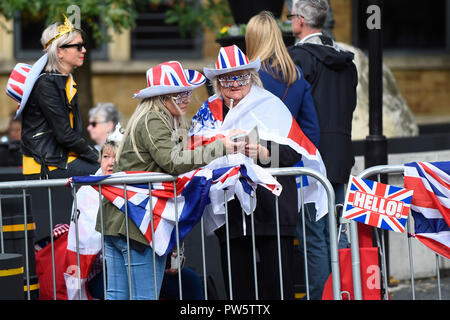 Windsor, Royaume-Uni. 12 octobre 2018. Les membres du public en costume se rassembler à Windsor pour le mariage royal de la princesse Eugénie et Jack Brooksbank. La princesse Eugénie, 28 ans, une fille de l'imprimeur de la troisième enfant du Prince Andrew et son ex-épouse Sarah Ferguson, Jack Brooksbank, mariés un 32-year-old, exécutif des boissons dans le château de Windsor avant de prendre part à un court transport procession à travers la ville de Windsor. C'est le deuxième mariage royal à Windsor en 2018, le prince Harry marié Meghan Markle en mai. Crédit : Stephen Chung / Alamy Live News Banque D'Images