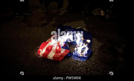 Athènes, Grèce. 12 octobre, 2018. Les drapeaux des États-Unis et l'Union européenne burns lors d'une manifestation anti-guerre à Athènes.Une centaine de manifestant s'est à la rue d'Athènes à condamner les nations unies que conflit carryout autour du globe et de la demande d'un monde pacifique. Credit : Ioannis Alexopoulos SOPA/Images/ZUMA/Alamy Fil Live News Banque D'Images