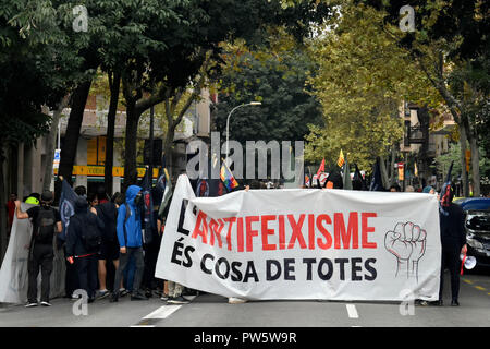 Barcelone, Barcelone, Espagne. 12 octobre, 2018. Les protestataires sont vues tenant une bannière pendant la manifestation.anti-fascistes de protestation contre l'Spanishism à Barcelone au cours de la célébration de la journée hispanique. Credit : Ramon Costa/SOPA Images/ZUMA/Alamy Fil Live News Banque D'Images