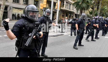 Barcelone, Barcelone, Espagne. 12 octobre, 2018. Les agents de police anti-émeute sont observés sur la garde côtière canadienne au cours de la manifestation.anti-fascistes de protestation contre l'Spanishism à Barcelone au cours de la célébration de la journée hispanique. Credit : Ramon Costa/SOPA Images/ZUMA/Alamy Fil Live News Banque D'Images