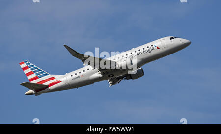 Richmond, Colombie-Britannique, Canada. 19 Sep, 2018. Un American Eagle Embraer ERJ-170-200LR 175LR) (à fuselage étroit régional monocouloir avion de ligne en vol après le décollage. L'avion est détenu et exploité par Compass Airlines dans le cadre d'un contrat avec American Airlines. Credit : Bayne Stanley/ZUMA/Alamy Fil Live News Banque D'Images