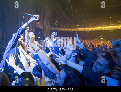 Londres, Royaume-Uni. 12 octobre, 2018. Brett Anderson de Suede interagit avec le public au Hammersmith Eventim Apollo à Londres. Date de la photo : Vendredi, Octobre 12, 2018. Credit : Roger Garfield/Alamy Live News Banque D'Images