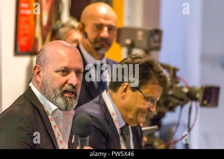 San Polo di Parma, Italie. 12 octobre, 2018. Stefano Bonaccini, Président de l'Émilie-Romagne, prend la parole à l'inauguration de la nouvelle usine de production de médicaments innovants, Fostemsavir résistant aux traitements pour les patients atteints du VIH. À sa gauche Pietro Ferrari Président de Confindustria Emilie-romagne. GoneWithTheWind/Alamy Live News Banque D'Images