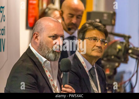 San Polo di Parma, Italie. 12 octobre, 2018. Stefano Bonaccini, Président de l'Émilie-Romagne, prend la parole à l'inauguration de la nouvelle usine de production de médicaments innovants, Fostemsavir résistant aux traitements pour les patients atteints du VIH. À sa gauche Pietro Ferrari Président de Confindustria Emilie-romagne. GoneWithTheWind/Alamy Live News Banque D'Images