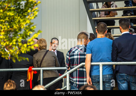 San Polo di Parma, Italie. 12 octobre, 2018. Luis Arosemena, Président et PDG de GSK France, accueille les visiteurs à l'inauguration de la nouvelle usine de production de médicaments innovants, Fostemsavir résistant aux traitements pour les patients atteints du VIH. GoneWithTheWind/Alamy Live News Banque D'Images