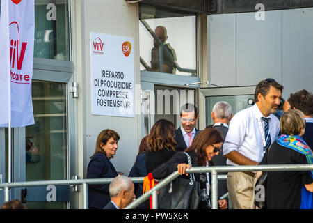 San Polo di Parma, Italie. 12 octobre, 2018. Luis Arosemena, Président et PDG de GSK France, accueille les visiteurs à l'inauguration de la nouvelle usine de production de médicaments innovants, Fostemsavir résistant aux traitements pour les patients atteints du VIH. GoneWithTheWind/Alamy Live News Banque D'Images