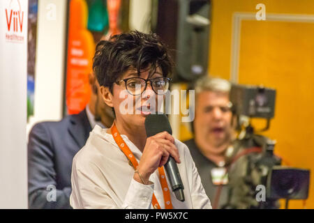 San Polo di Parma, Italie. 12 octobre, 2018. Maria Chiara Amadei, directeur du site de GSK à San Polo di Parma, prend la parole à l'inauguration de la nouvelle usine de production de médicaments innovants, Fostemsavir résistant aux traitements pour les patients atteints du VIH. GoneWithTheWind/Alamy Live News Banque D'Images