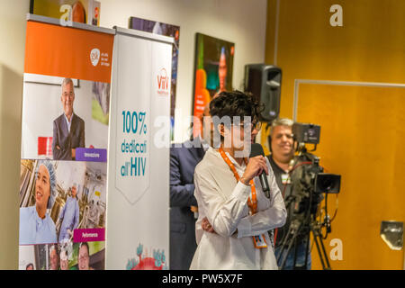 San Polo di Parma, Italie. 12 octobre, 2018. Maria Chiara Amadei, directeur du site de GSK à San Polo di Parma, prend la parole à l'inauguration de la nouvelle usine de production de médicaments innovants, Fostemsavir résistant aux traitements pour les patients atteints du VIH. GoneWithTheWind/Alamy Live News Banque D'Images