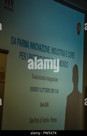 San Polo di Parma, Italie. 12 octobre, 2018. ombre de Luis Arosemena, président et chef de l'Italie, tout en parlant à l'inauguration de la nouvelle usine de production de médicaments innovants, Fostemsavir résistant aux traitements pour les patients atteints du VIH. GoneWithTheWind/Alamy Live News Banque D'Images