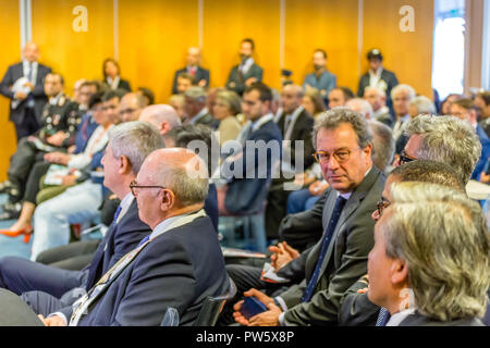 San Polo di Parma, Italie. 12 octobre, 2018. Les personnes assistant à la conférence pour l'inauguration de la nouvelle usine de production de médicaments innovants, Fostemsavir résistant aux traitements pour les patients atteints du VIH. GoneWithTheWind/Alamy Live News Banque D'Images