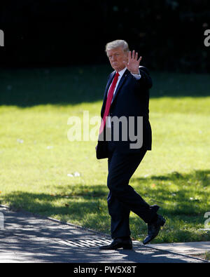 Washington, USA. 12 octobre, 2018. Le Président américain Donald Trump promenades sur la pelouse Sud en direction de la Marine One à la Maison Blanche à Washington, DC, États-Unis, le 12 octobre, 2018. Credit : Ting Shen/Xinhua/Alamy Live News