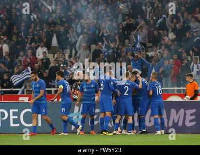 Athènes, Grèce. 12 octobre, 2018. Les joueurs de la Grèce célébrer au cours de la notation du groupe C de la ligue match de l'UEFA Ligue des Nations Unies entre la Grèce et la Hongrie à Athènes, Grèce, le 12 octobre 2018. La Grèce a gagné 1-0. Credit : Marios Lolos/Xinhua/Alamy Live News Banque D'Images