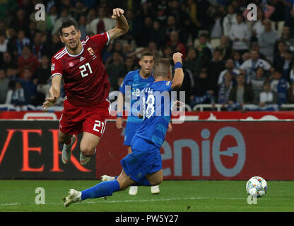 Athènes, Grèce. 12 octobre, 2018. Dimitris Pelkas (R) de la Grèce rivalise avec Barnabas Bese de Hongrie au cours de la Ligue de l'UEFA match du groupe C de la Ligue des Nations Unies à Athènes, Grèce, le 12 octobre 2018. La Grèce a gagné 1-0. Credit : Marios Lolos/Xinhua/Alamy Live News Banque D'Images