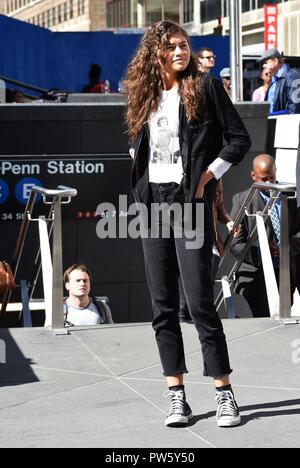 New York, NY, USA. 12 octobre, 2018. Zendaya sur emplacement pour SPIDER-MAN : LOIN D'ACCUEIL Tournage, New York, NY 12 Octobre, 2018. Credit : Kristin Callahan/Everett Collection/Alamy Live News Banque D'Images
