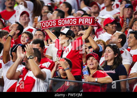 Miami Gardens, Florida, USA. 12 octobre, 2018. Fans péruviens de montrer leur soutien à leur équipe lors d'un match amical entre le Pérou et le Chili, les équipes de soccer national au Hard Rock Stadium de Miami Gardens, en Floride. Crédit : Mario Houben/ZUMA/Alamy Fil Live News Banque D'Images