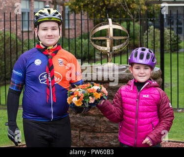 De Lockerbie, en Écosse, au Royaume-Uni. 13 octobre, 2018. Zack Nicholson et Abbi Irving portant une couronne au Cairn, Lockerbie Academy dans le cadre du Cycle à Syracuse de Lockerbie à l'Université de Syracuse à honorer les 35 étudiants de l'institution qui ont été tués en 1988 dans l'attentat de Lockerbie crédit : Allan Devlin/Alamy Live News Banque D'Images