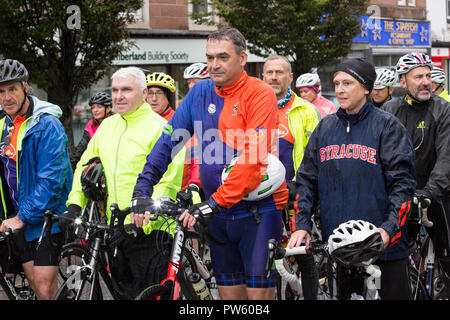 De Lockerbie, en Écosse, au Royaume-Uni. 13 octobre, 2018. Colin Dorrance organisateur l'observation d'un minutes de silence à Lockerbie centre ville au début du cycle de Syracuse. Un cycle run de Lockerbie à l'Université de Syracuse à honorer les 35 étudiants de l'institution qui ont été tués en 1988 dans l'attentat de Lockerbie crédit : Allan Devlin/Alamy Live News Banque D'Images