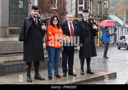 De Lockerbie, en Écosse, au Royaume-Uni. 13 octobre, 2018. Dépôt de gerbes au début du cycle à Syracuse au monument commémoratif de guerre dans le centre-ville de Lockerbie. J-L'Andrews et David Mundell, Secrétaire d'État pour l'Écosse. Randonnée à Syracuse est cycle run de Lockerbie à l'Université de Syracuse à honorer les 35 étudiants de l'institution qui ont été tués en 1988 dans l'attentat de Lockerbie crédit : Allan Devlin/Alamy Live News Banque D'Images