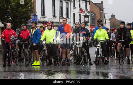 De Lockerbie, en Écosse, au Royaume-Uni. 13 octobre, 2018. L'une minutes de silence au début du cycle à Syracuse, dans le centre-ville de Lockerbie. Randonnée à Syracuse est un cycle run de Lockerbie à l'Université de Syracuse à honorer les 35 étudiants de l'institution qui ont été tués en 1988 dans l'attentat de Lockerbie crédit : Allan Devlin/Alamy Live News Banque D'Images