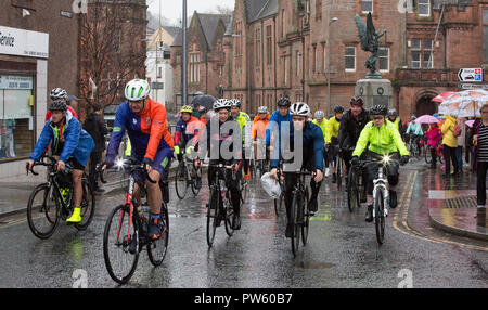 De Lockerbie, en Écosse, au Royaume-Uni. 13 octobre, 2018. Colin organisateur Dorrance menant au Cycle de Syracuse en laissant le centre-ville de Lockerbie à cycle à Syracuse. Randonnée à Syracuse est un cycle run de Lockerbie à l'Université de Syracuse à honorer les 35 étudiants de l'institution qui ont été tués en 1988 dans l'attentat de Lockerbie crédit : Allan Devlin/Alamy Live News Banque D'Images