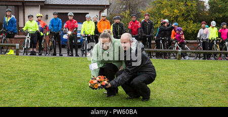 De Lockerbie, en Écosse, au Royaume-Uni. 13 octobre, 2018. Gillian et Andrew Moffat déposant une couronne à Sherwood Crescent au début du cycle de Syracuse cycle run. Randonnée à Syracuse est un cycle run de Lockerbie à l'Université de Syracuse à honorer les 35 étudiants de l'institution qui ont été tués en 1988 dans l'attentat de Lockerbie crédit : Allan Devlin/Alamy Live News Banque D'Images