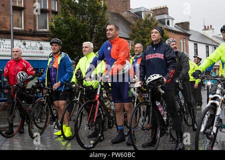 De Lockerbie, en Écosse, au Royaume-Uni. 13 octobre, 2018. Colin Dorrance et autres organisateur cycliste l'observation d'une minute de silence au monument aux morts à Lockerbie au début du cycle de Syracuse. Randonnée à Syracuse est un cycle run de Lockerbie à l'Université de Syracuse à honorer les 35 étudiants de l'institution qui ont été tués en 1988 dans l'attentat de Lockerbie crédit : Allan Devlin/Alamy Live News Banque D'Images