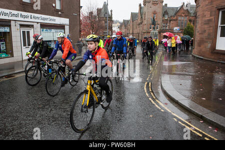 De Lockerbie, en Écosse, au Royaume-Uni. 13 octobre, 2018. Le centre-ville de Lockerbie laissant cycliste au début du cycle de Syracuse. Randonnée à Syracuse est un cycle run de Lockerbie à l'Université de Syracuse à honorer les 35 étudiants de l'institution qui ont été tués en 1988 dans l'attentat de Lockerbie crédit : Allan Devlin/Alamy Live News Banque D'Images